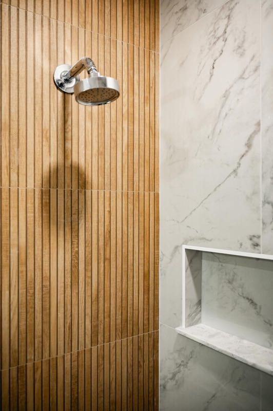 Shower in wood slat and marble
