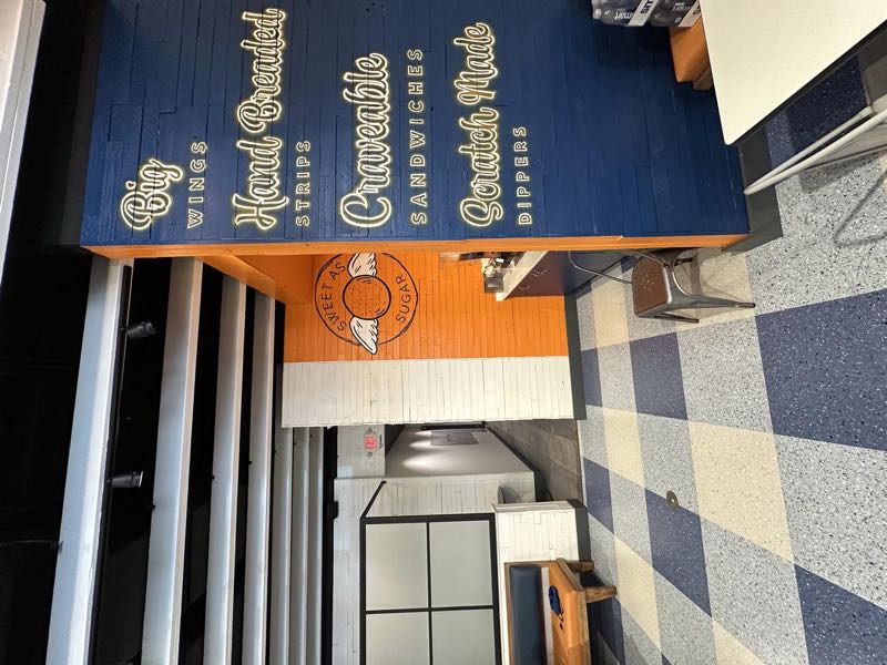 Sugarwings Seminole (2024): dining room under the white slat ceiling
